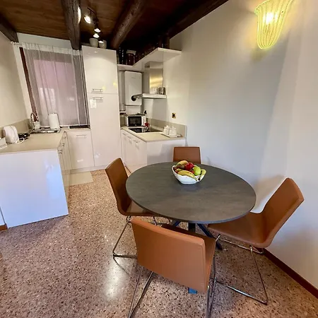 Spring House On The Canal * Veneza